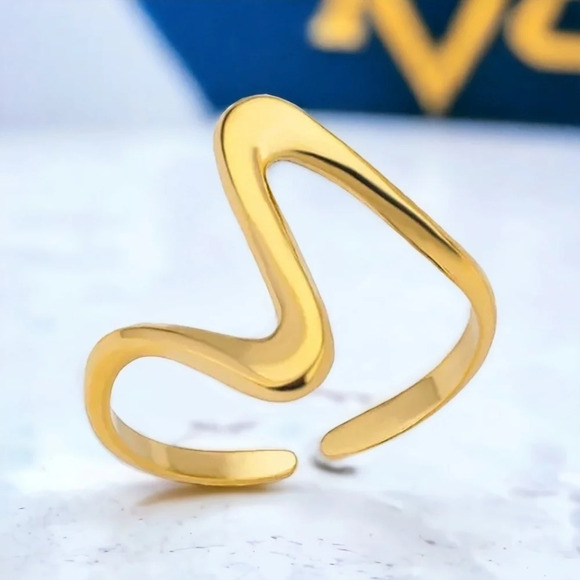 🆕️ Wave 18K Gold Plated Stainless Steel Elegant Minimalist Adjustable Ring - Picture 1 of 8